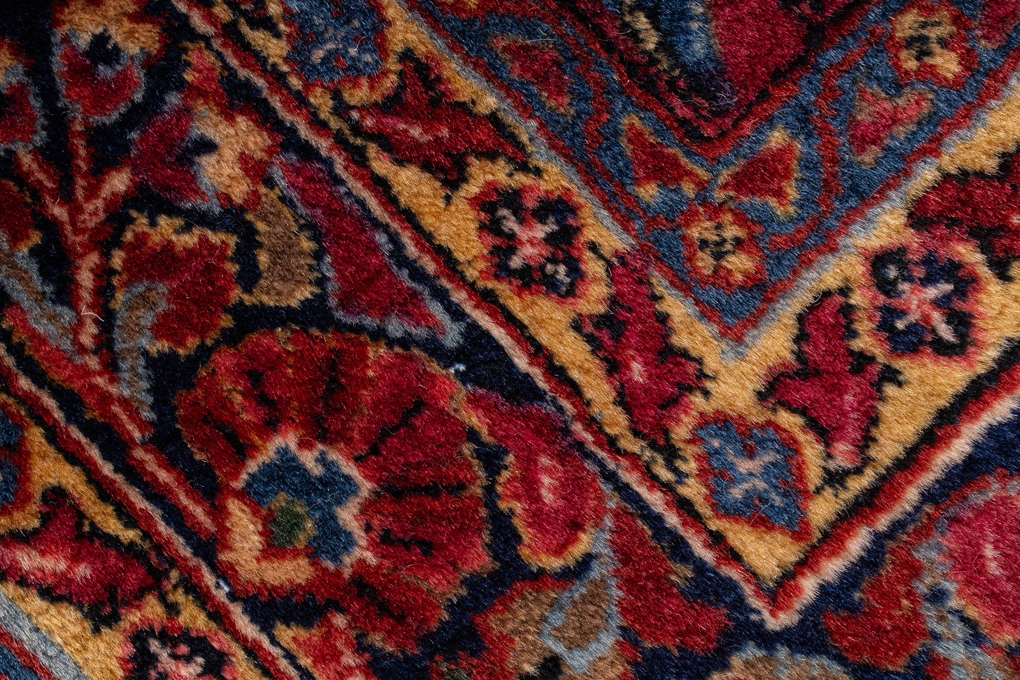 Antique Persia Sarouk Rug <br> 4'3' x 6'3'